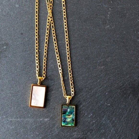 BEAUTIFUL STATEMENT Necklace Mother of Pearl Pendant on 18K Gold Figaro Chain - Picture 6 of 9